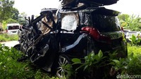 Mobil tersebut mengalami kerusakan berat di bagian depan dan bodi samping kiri. Bahkan atap (kap mobil) dari bagian depan hingga belakang terangkat. Airbag bagian sopir juga terlihat mengembang. (Foto: Jarmaji/detikJateng)