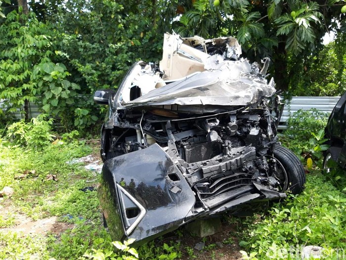 Kecelakaan Alphard dengan truk trailer di Tol Semarang-Solo Km 490, Boyolali, yang menewaskan tiga orang, Kamis (24/11/2022) pagi.