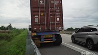 Penampakan truk trailer yang ditabrak Alphard di Tol Semarang-Solo Km 490, Boyolali, Kamis (24/11/2022) pagi. Foto: Jarmaji/detikJateng