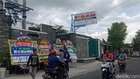 Karangan bunga duka cita berjajar di sekitar rumah duka korban kecelakaan maut tol Boyolali, Mega Puspita (35), warga Dukuh Bakalan, Desa/Kecamatan Ceper, Kabupaten Klaten. Foto: Achmad Hussein Syauqi/detikJateng
