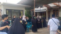 Sejumlah pelayat mendatangi rumah duka korban tewas kecelakaan maut tol Boyolali, Mega Puspita (35), warga Dukuh Bakalan, Desa/Kecamatan Ceper, Kabupaten Klaten, Kamis (24/11/2022). Foto: Achmad Hussein Syauqi/detikJateng