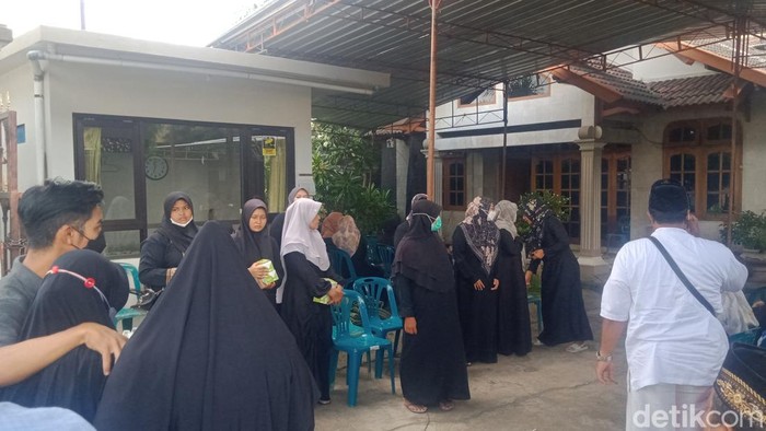 Kecelakaan Maut Rumah duka korban tewas kecelakaan maut tol Boyolali, Mega Puspita (35) warga Dukuh Bakalan, Desa/Kecamatan Ceper, Kabupaten Klaten, Kamis (24/11/2022).