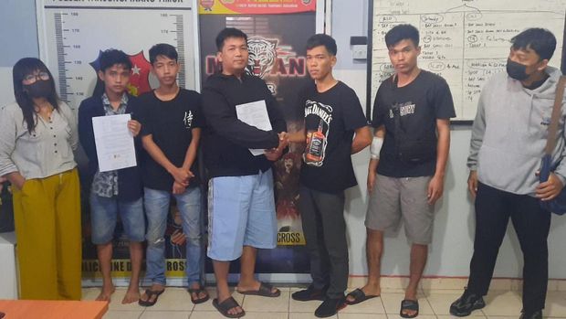 Kedua belah pihak yang saling kejar dan bacok berdamai di Polsek Tanjungpinang Timur, Rabu (24/11/2022).