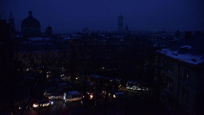 A view shows the city centre without electricity after critical civil infrastructure was hit by Russian missile attacks, amid Russias invasion of Ukraine, in Lviv, Ukraine November 23, 2022. REUTERS/Pavlo Palamarchuk