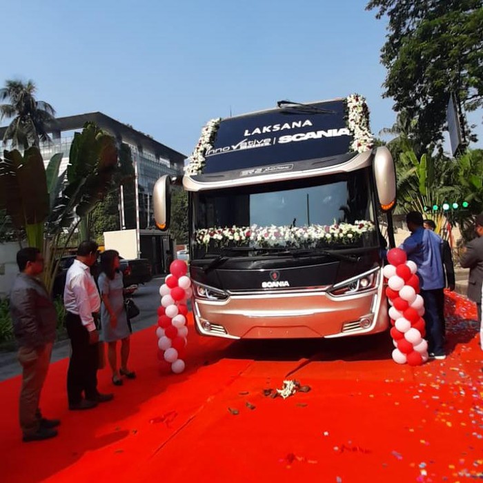 Dirjen Asia Pasifik dan Afrika (Aspasaf) Kemenlu Indonesia, Duta Besar Abdul Kadir Jailani melakukan peluncuran bus buatan karoseri yang akan beroperasi di Bangladesh.