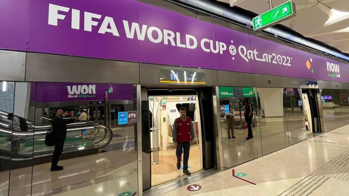 Kereta Metro Jadi Transportasi Andalan Piala Dunia 2022 di Qatar An employee walks out of a metro train at a station in Doha on November 8, 2022, ahead of the Qatar 2022 FIFA World Cup football tournament. (Photo by Giuseppe CACACE / AFP) (Photo by GIUSEPPE CACACE/AFP via Getty Images)