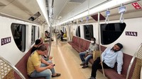 Orang-orang bepergian dengan kereta metro di Doha. Kecepatan Metro Doha ini patut diacungi jempol. Pasalnya, kereta ini mampu melesat 100 km per jam. Catatan ini menjadikan Metro Doha menjadi salah satu kereta tanpa pengemudi tercepat di dunia. Giuseppe Cacace/AFP/Getty Images