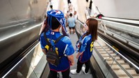 Fans Jepang bersiap menuju pertandingan dengan metro jelang laga Grup E Piala Dunia Qatar 2022 antara Jerman dan Jepang di Khalifa International Stadium. Kereta cepat ini mulai beroperasi pada 8 Mei 2019. Metro Doha memiliki 3 jalur berwarna merah, kuning, dan hijau. Robbie Jay Barratt/AMA/Getty Images