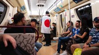 Sejumlah orang menaiki kereta metro. Kereta ini juga memiliki tingkat kenyamanan ala Sultan. Canggihnya lagi alat transportasi ini dikendalikan otomatis tanpa pengemudi.  Robbie Jay Barratt/AMA/Getty Images