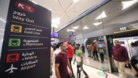 Penampakan di dalam Stasiun Metro Msheireb. Selama gelaran Piala Dunia 2022, pemerintah Qatar menggratiskan kereta ini untuk para suporter dan tim media dari seluruh dunia yang memiliki Hayya Card. Getty Images/Alex Grimm