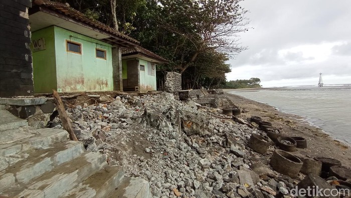 Kerusakan fasilitas dan bangunan di pantai Sindangkerta Tasikmalaya.
