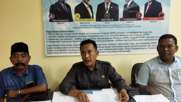 Ketua Badan Kehormatan DPRD Pandeglang, Abdul Aziz (tengah) (Aris Rivaldo/detikcom)