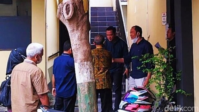Ketua KONI Banyuwangi saat diperiksa penyidik Polda Jatim di Polresta Banyuwangi.