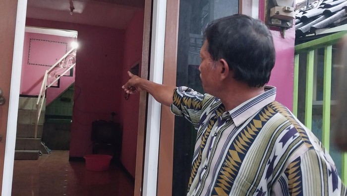 Ketua RT menunjukan lokasi korban bunuh diri perempuan di Malang