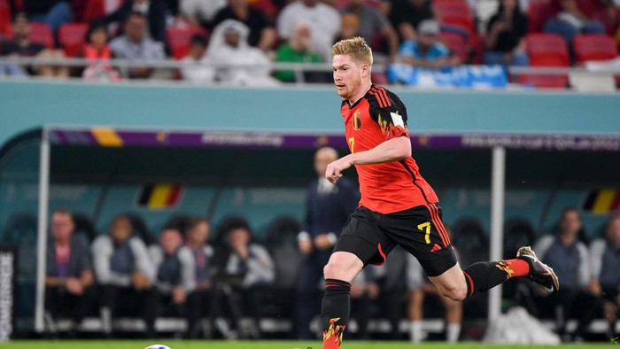 DOHA, QATAR - NOVEMBER 23: Kevin De Bruyne  of Belgium poses with the Budweiser Player of The Match trophy following the FIFA World Cup Qatar 2022 Group F match between Belgium and Canada at Ahmad Bin Ali Stadium on November 23, 2022 in Doha, Qatar. (Photo by Gonzalo Arroyo - FIFA/FIFA via Getty Images)