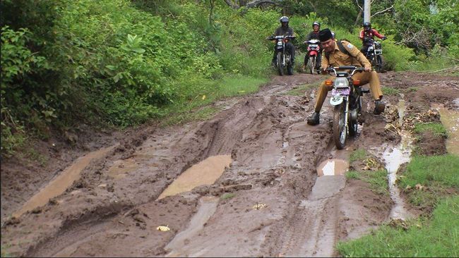 Kisah Guru SD di Lombok Tempuh Jalan Lumpur-Motor Sampai Dipikul