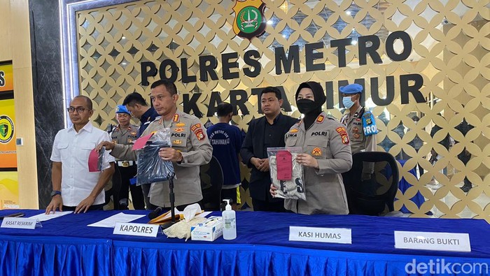 Konferensi pers kasus penusukan sopir TransJakarta di Ciracas (Devi Puspitasari/detikcom)