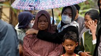 Keluarga menghadiri pemakaman Yuni Rohaini, 23, yang meninggal dalam gempa di Sukamulya, Cianjur, Provinsi Jawa Barat, Indonesia, 23 November 2022. REUTERS/Ajeng Dinar Ulfiana.