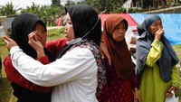 Mereka tidak dapat membendung air mata. REUTERS/Ajeng Dinar Ulfiana.
