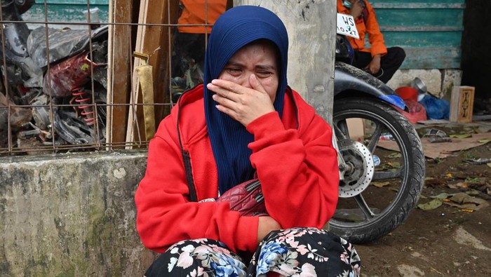 Korban Gempa Cianjur, Menangis di Reruntuhan, Menangis di Pemakaman Imas Masfahitah reacts as rescue personnel work to find her missing child believed to be trapped in the rubble of a collapsed house at Cugenang in Cianjur, West Java on November 24, 2022, following a 5.6-magnitude earthquake on November 21. - Survivors of an Indonesian earthquake that killed at least 271 people, many of them children, appealed for food and water November 23 as heavy rain and aftershocks hampered rescue efforts among the rubble of devastated villages. (Photo by ADEK BERRY / AFP) (Photo by ADEK BERRY/AFP via Getty Images)