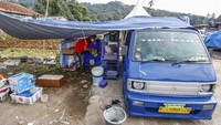Warga terpaksa mengungsi di angkot karena kurangnya tenda darurat di kawasan tersebut.