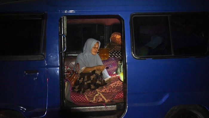 Korban Gempa Cianjur Ngungsi di Angkot Warga memberi makan peliharanhnya saat mengungsi di mobil angkutan kota di Kampung Kuta, Cugenang, Kabupaten Cianjur, Kabupaten Bogor, Jawa Barat, Rabu (23/11/2022). Warga terpaksa mengungsi di mobil karena kurangnya tenda darurat di kawasan tersebut. ANTARA FOTO/Yulius Satria Wijaya/foc.