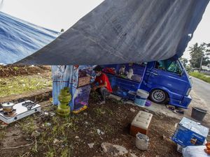 Minim Tenda Darurat, Korban Gempa Cianjur Ngungsi di Angkot