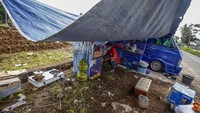 Warga mengungsi di mobil angkutan kota di Kampung Kuta, Cugenang, Kabupaten Cianjur, Kabupaten Bogor, Jawa Barat, Rabu (23/11/2022).