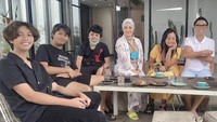 Remaja berusia 16 tahun sering membagikan momen kulinerannya bersama keluarga besarnya. Ia memiliki hubungan yang dekat dengan kakak-kakaknya, dan kedua orangtuanya. Foto: Instagram @canavaroacc