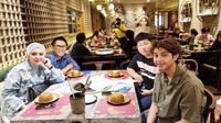 Karena Varo jadi anak bungsu, perannya adalah menemani kedua orangtuanya malam mingguan di berbagai restoran mewah di Jakarta. Foto: Instagram @canavaroacc
