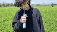 Foto Varo minum es di plastik ini, disebut membuat tampilannya mirip seperti remaja bule menurut komentar netizen. Foto: Instagram @canavaroacc