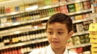 Paling suka dengan minuman manis, foto Varo saat masih kecil ini memukau banyak orang. Foto: Instagram @canavaroacc