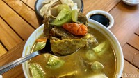 Tak hanya dapat dipesan ala carte, Leviticus 11 juga menawarkan menu platter yang berisi nasi dengan berbagai lauk. Ini bisa jadi solusi untuk makan ramai-ramai bersama teman. Foto: detikcom/Riska Fitria