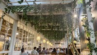 Restorannya memiliki interior yang modern. Ada area indoor dan outdoor, selain itu ada dua lantai yang bisa dipakai pengunjung. Foto: detikcom/Riska Fitria