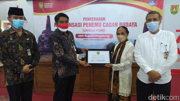 Bupati Magelang Zaenal Arifin menyerahkan kompensasi penemu lingga-yoni di Dusun Culengan, Desa Gondang, Kecamatan Mungkid
