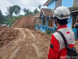 Menanti Keajaiban di Tengah Kabar Keluarga Hilang Dilibas Longsor