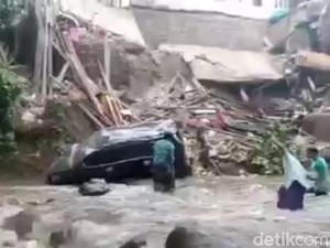 Rumah di Pasuruan Ambrol ke Sungai, Mobil dan 2 Motor Turut Nyemplung