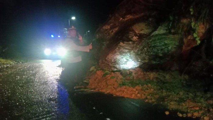 Longsoran batu halangi jalan di Garut Selatan