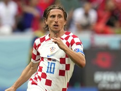 Luka Modric masuk sebagai kandidat, sebab dirinya tampil apik bersama Kroasia. Piala Dunia 2018 lalu, dirinya pernah menangi penghargaan tersebut. Foto: AP/Themba Hadebe