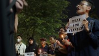 Aksi menyalakan lilin juga dilakukan oleh mahasiswa sebagai simbol belasungkawa untuk masyarakat Cianjur.