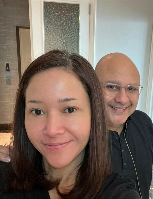 Ibu tiga anak ini menjelaskan bahwa rosacea tidak bisa disembuhkan, tapi bisa dikendalikan. Salah satu caranya dengan perawatan laser. Dia pun memperlihatkan wajah tanpa makeup saat sebelum dan setelah laser. Foto: Instagram/@maiaestiantyreal