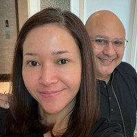 Ibu tiga anak ini menjelaskan bahwa rosacea tidak bisa disembuhkan, tapi bisa dikendalikan. Salah satu caranya dengan perawatan laser. Dia pun memperlihatkan wajah tanpa makeup saat sebelum dan setelah laser. Foto: Instagram/@maiaestiantyreal