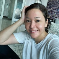 Maia Estianty juga berbagi cara merawat kulit rosacea. Dia mengingatkan agar tidak memakai produk pengelupasan kulit seperti AHA/BHA dan retinol yang persentase kandungannya tinggi.  Foto: Instagram/@maiaestiantyreal