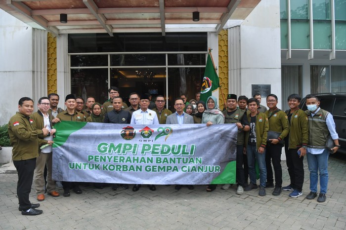 Mardiono Lepas Bantuan dan Relawan Sayap PPP ke Cianjur