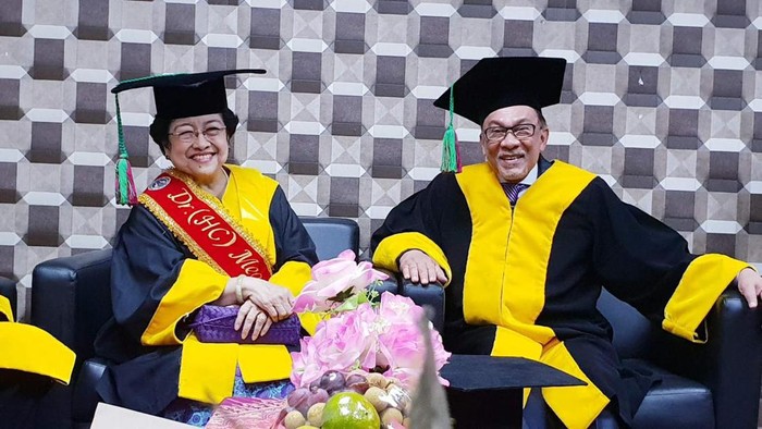 Megawati Soekarnoputri dan Anwar Ibrahim.