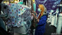 Perawat mengecek kondisi bayi yang lahir sehari pasca gempa tersebut.
