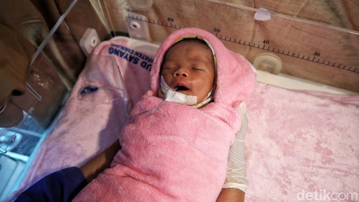 Melihat Empat Bayi yang Lahir Sehari Pasca Gempa Cianjur Seorang perawat merawat bayi yang lahir sehari pasca gempa di Cianjur. Perawatan berlangsung di RSUD Sayang Cianjur, Kamis (24/11/2022).