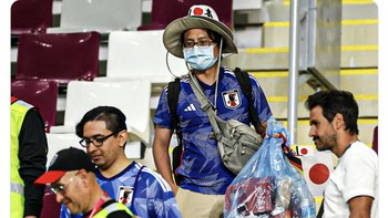 Mereka melanjutkan tradisi bersih-bersih sebelum meninggalkan stadion. Foto: Twitter