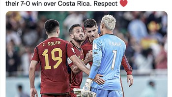 Pemain Spanyol bersimpati pada kiper Kosta Rika Keylor Navas usai pertandingan. Foto: Twitter