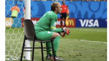 Kiper Spanyol sampai bisa duduk manis di sepanjang pertandingan lawan Kosta Rika. Foto: Twitter